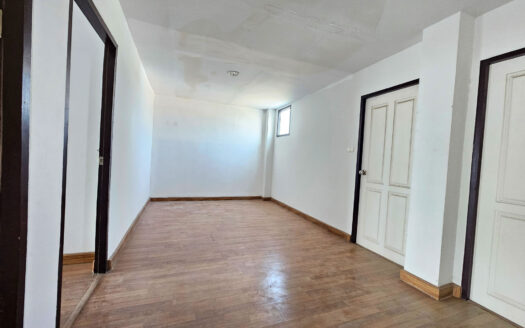 ให้เช่าสำนักงาน 2 คูหา ถนนข้าวหลามชลบุรี ตกแต่งพร้อมเปิดสำนักงาน