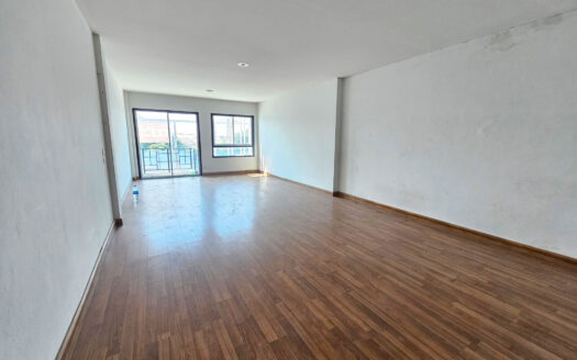 ให้เช่าสำนักงาน 2 คูหา ถนนข้าวหลามชลบุรี ตกแต่งพร้อมเปิดสำนักงาน